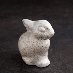 Сувенир Кролик под серый камень, фарфор